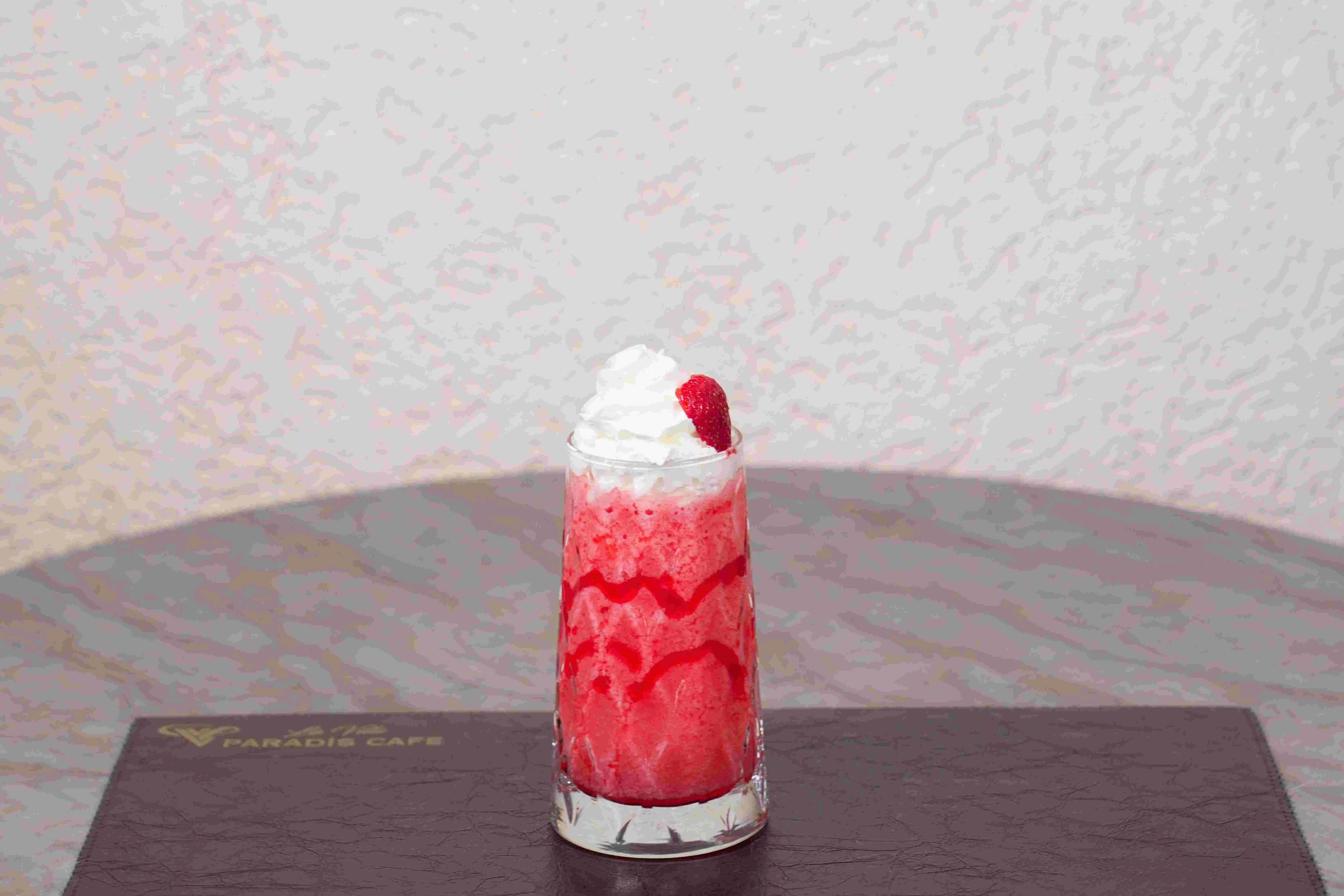ÇİLEKLİ MİLKSHAKE
